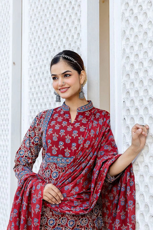 Red Comfortable Premium cotton Exquisite Adda Work-sukartaa